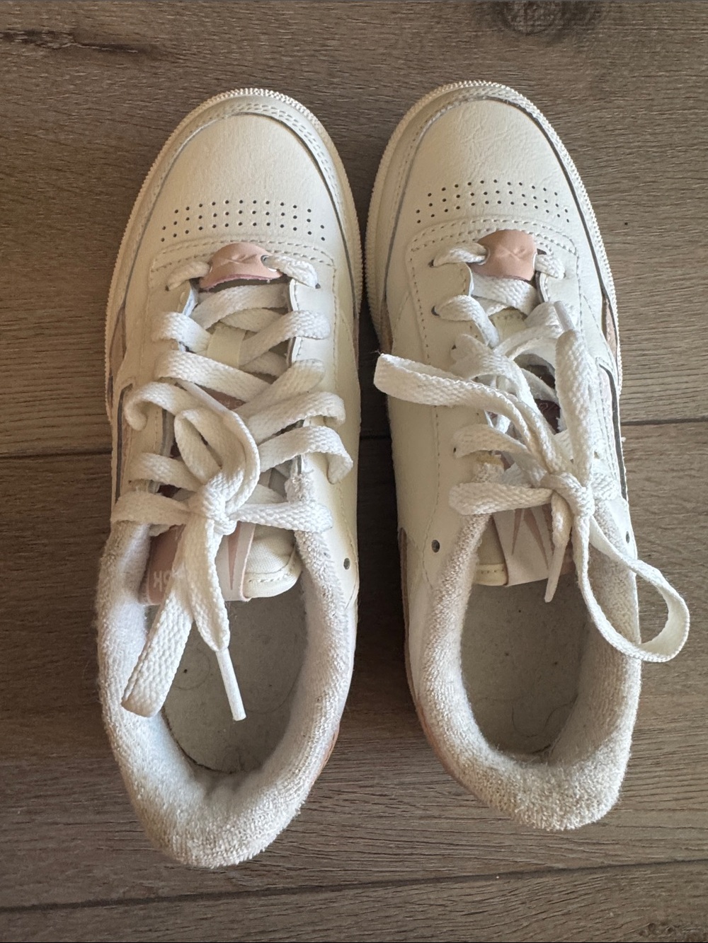 Cream Women's Low-Top Sneakers with Pink Accent
